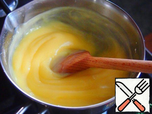 While the pie is baking, prepare the cream. In the milk, stir the sugar, add a pack of pudding, stir so that there are no lumps and cook for just a minute or two until thick, stirring constantly.