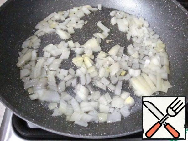 Prepare the necessary ingredients.
Peel the onion and garlic, wash and dry the spinach.
Cut the chicken breast into small pieces. Finely chop the onion and lightly fry in vegetable oil. Add finely chopped garlic to the onion.