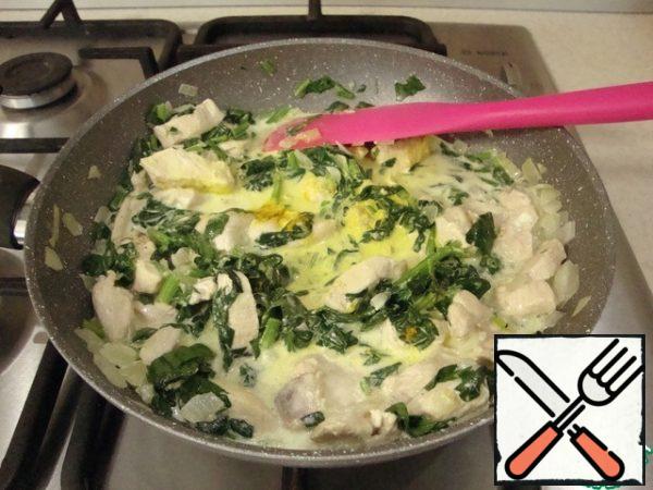 Pour in the cream. Add turmeric and black pepper to taste.
Stir, cover and simmer until tender. The main thing is that the breast meat does not dry out.
