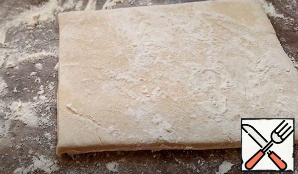 Roll out the puff pastry, divide it into equal parts.