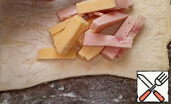 And put the ham on one part of the puff pastry..