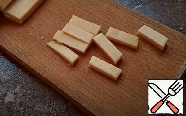 Cut the cheese in the same way as the ham, cubes) cubes, strips) transfer to a plate.