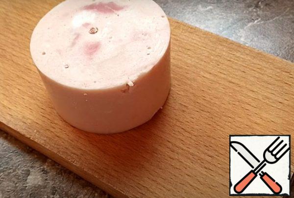 Cut the ham into medium-sized cubes (cubes, strips), transfer to a plate.