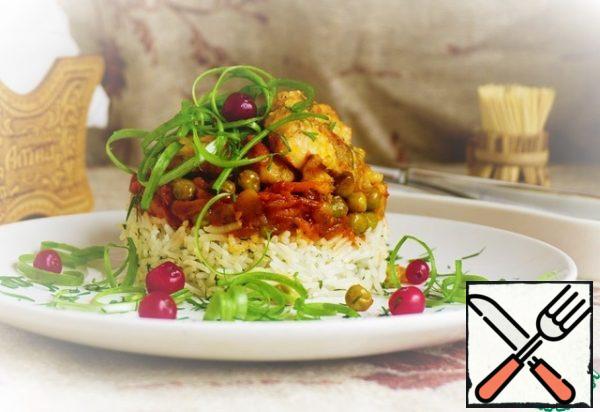 For a beautiful serving, put the rice on a plate using a burner. Tamp it well, otherwise it will crumble.