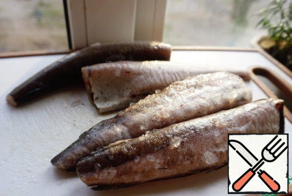 So, we take hake. In our latitudes, it is sold frozen, so in the evening we transfer it from the freezer to the refrigerator and thus defrost it.