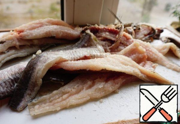Cut the fillets, remove the bones.