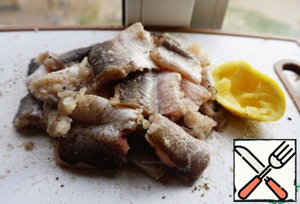 Season the hake with salt and pepper. Pour lemon juice and send it to marinate in the refrigerator.