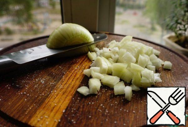 Cut the onion into cubes.