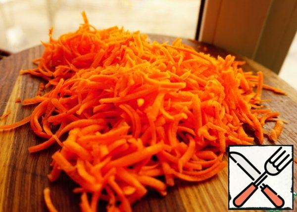 Grate the carrots on a coarse grater.
