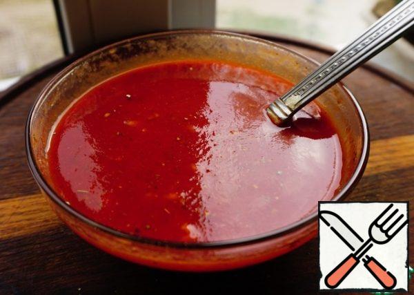 To make a full-fledged sauce, put it on fire, bring to a boil and boil for 5 minutes, then add 1 tsp vinegar or lemon juice.
You can add black and red ground pepper for sharpness. You will get the best ketchup.
But this recipe is enough for us, just mix all the ingredients.
