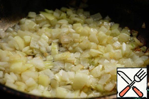 Preheat a frying pan, pour vegetable oil on it and fry the onion on it until soft.