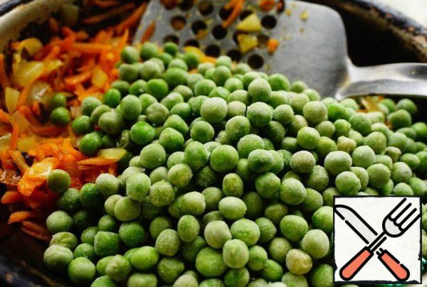 Add the peas to the carrots and onions.