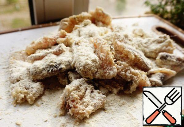Let's go back to the fish. Roll it in flour.