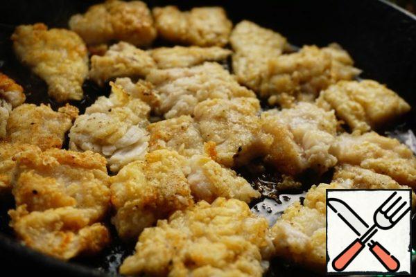 And fry the fish in vegetable oil.
The pieces are not very beautiful, but do not forget that we cook from frozen fish.