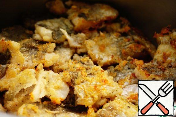 Place the fried fish on top.