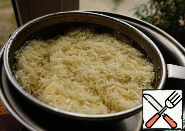 Rice should be rinsed well with water to wash off excess fat and starch from the surface.