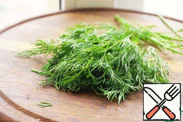 While the rice is cooking, we tear off the leaves from the dill.
