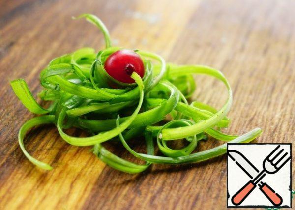 Well, and another small bonus in the form of green onion decorations. Maybe someone knows how to cook it, and someone may need it.