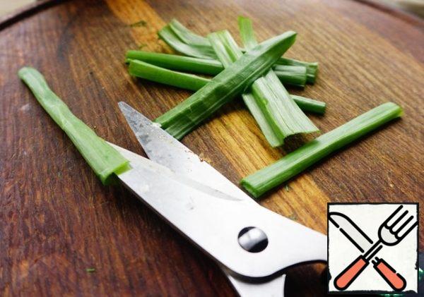 For this purpose, it is better to use thicker onion feathers. Cut them off by about 10 cm and cut each lengthwise.