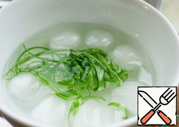 Dip the strips in ice water for just a couple of minutes. They will begin to spiral in front of your eyes.