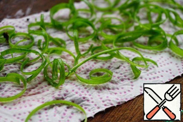 Remove the onion spirals from the water and dry them on paper towels.