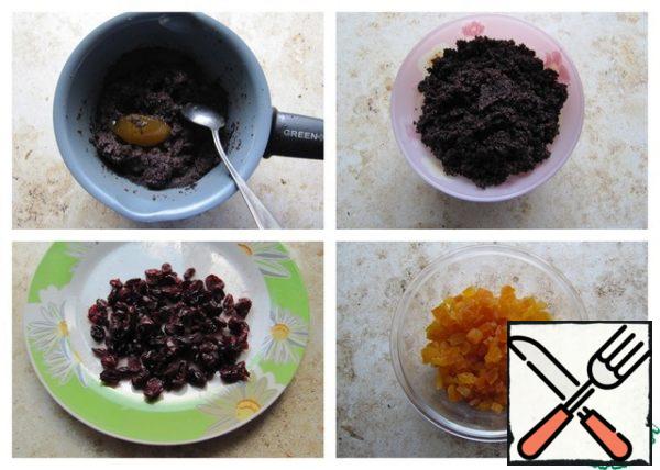 To prepare the poppy filling, rinse the seeds, fill with water, boil and drain.
Fill the poppy seeds with water again, cook for 20 minutes until the grains are soft, and rub them through a sieve.
Chop the poppy seeds with sugar (to taste) with a blender, put them in a saucepan, add honey (optional), dry until the liquid evaporates over low heat, the filling should turn out crumbly, without excess moisture.
To prepare the filling from dried apricots, pre-wash the fruit, dry it, cut into small cubes. Dried cherries are also washed and dried.
