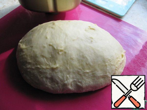 Lubricate your hands with vegetable oil and put the dough on the work surface.
