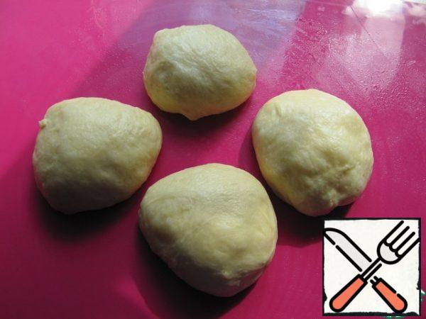 Divide the dough into 4 parts of about 250 g.