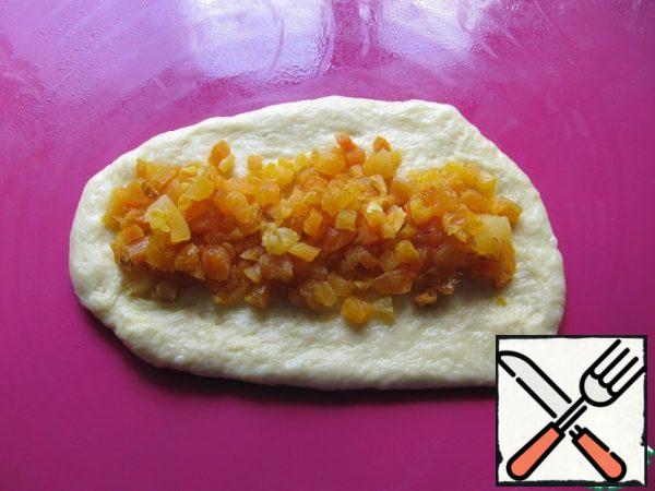 Roll out each of the 3 pieces of dough into a rectangle, put the dried apricot filling in the middle and fix the edges tightly.