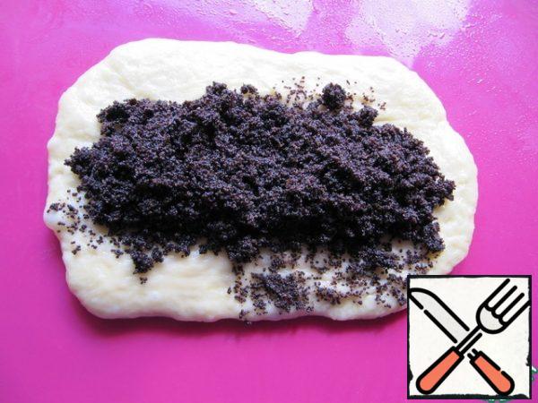Then lay out the poppy filling, fix the edges tightly.