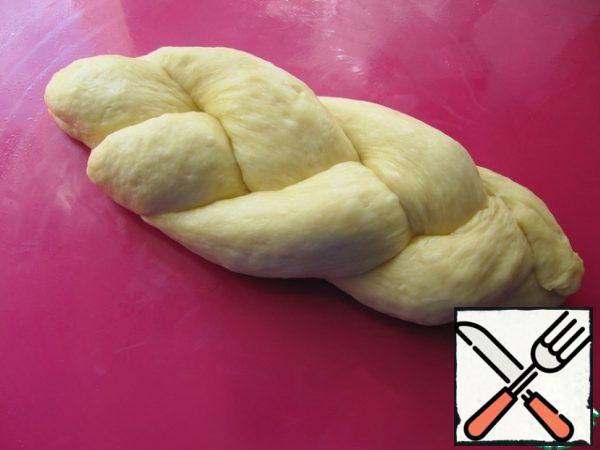 Shape the pie into a braid. The size of the baking dish is 24x14 cm.