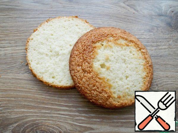 Cut the biscuit into two parts and cut the convex top.
The cut top is removed to the side, it will be required later.