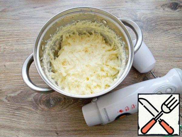 While the biscuit cools down, we will prepare the cream.
In a saucepan with a thick bottom, put the yolk, sugar, starch and vanilla. Pour in the milk and mix until smooth.
Put on medium heat and cook, stirring constantly, until thickened and the first bubbles appear.
Add the butter and mix until smooth.
Immediately remove from the heat and stir, cover with a film so that the film does not form, and allow to cool completely.
Then remove the film and whisk with a blender until you get a fluffy cream, but not for long.
