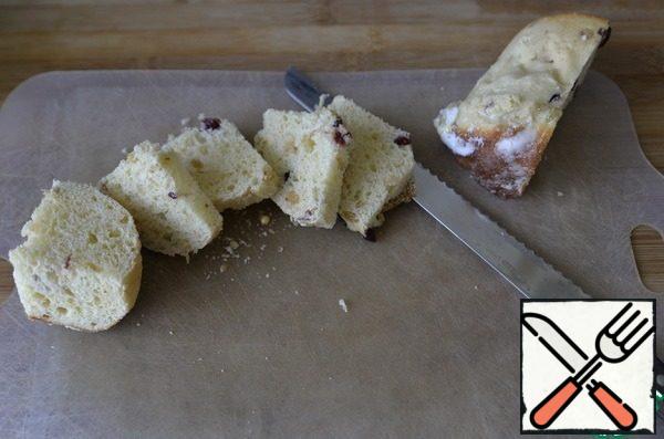 It took 2 weeks after baking the Easter cake, it almost did not change in appearance and taste, but it was stored in a bag in the refrigerator. I used half of the average cake.
Cut the pie into 1 cm thick pieces.