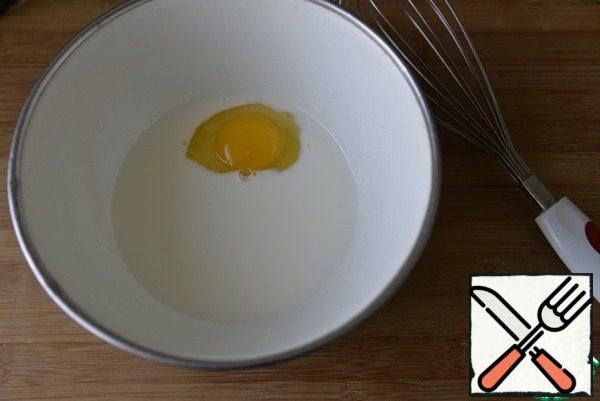 Take milk, eggs, sugar, vanilla, whisk.