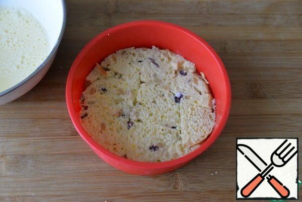 Take a baking dish, tightly lay out the bottom layer of the pieces of cake. Ideally, of course, bake in the same shape as the baked pie, then you don't need to customize it. In order to save money, you can also pour powdered sugar here, then you will need less sugar.
Pour out half of the liquid mixture.