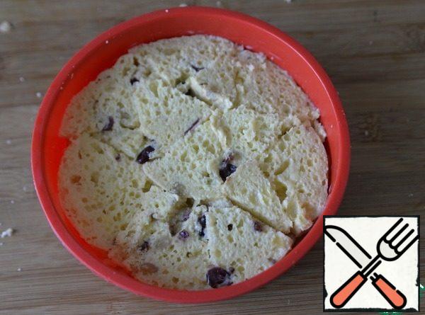 On top of the apple layer, tightly lay the pieces of cake, pour the remains.
Put in the oven, preheated to 190 degrees, bake until cooked and browned for about 30 minutes.