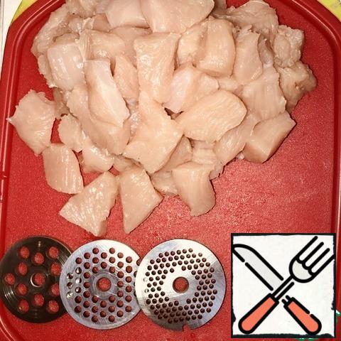While the grits are being cooked and the vegetables are being passered, cut the Turkey breast into small pieces and put it in the refrigerator. Assemble the meat grinder. Choose the smallest grid, if there is only a large one-you will have to skip the mince twice. For clarity, I attach a set of grids.