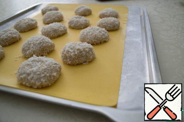 Put our cookies on a baking sheet. I put a silicone mat on it, you can cover it with baking paper. Bake in a preheated 180 degree oven for about 25-30 minutes.