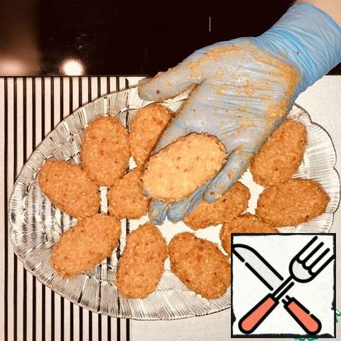 We form small cutlets with our hands soaked in water (don't be afraid of the moist consistency of minced meat, nothing will fall apart). If you will sculpt in gloves-you can not wet your hands, it is very convenient. I got 21 cutlets.
