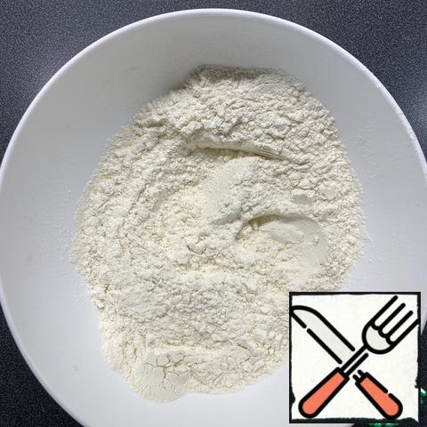 The ingredients are designed for 3 servings (the optimal amount for a standard baking sheet for one go in the oven), in the photo I am preparing 2 tortillas.
The first step is to mix the dry ingredients: flour, salt, yeast.
