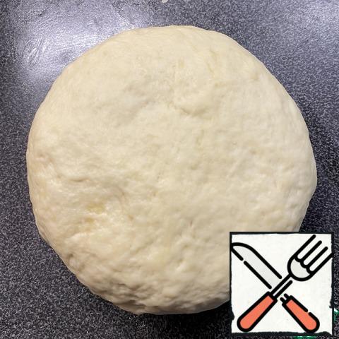 Pour in the warm water with vegetable oil. Knead the elastic dough. Cover with cling film and leave in the heat for 1 hour. ( I put it on the warm bathroom floor).
