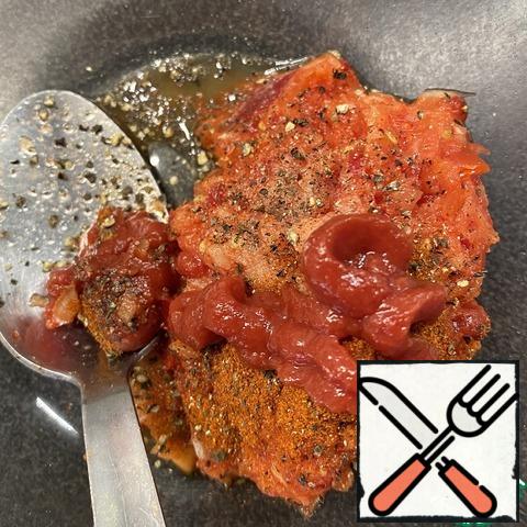 Add tomato paste, salt, black and hot pepper. With pepper, adjust to taste and desired sharpness.