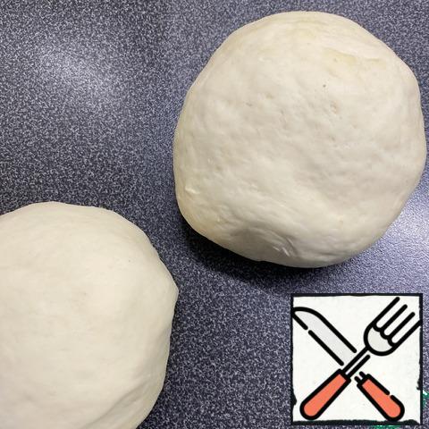 Divide the dough into 3 parts, roll the balls.