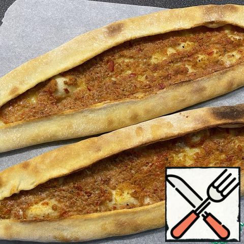 In Turkey, pide is baked in large ovens, we use an oven, it turns out no less delicious!
Place a baking tray with pide blanks in a preheated 250-degree oven on the 2nd level from the bottom (I have 5 of them), double-sided mode, without blowing.
Bake for 15-20 minutes.