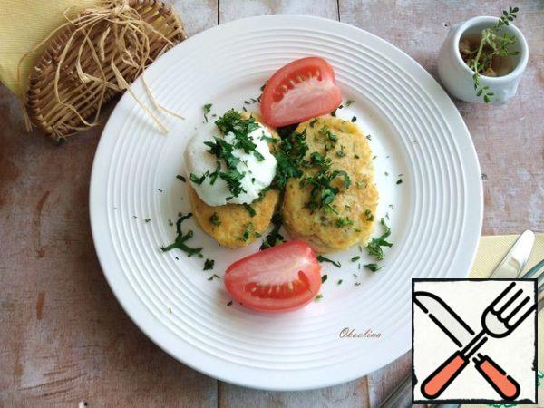 To serve. Before serving, I will also sprinkle the top of the dish with chopped herbs: dill and parsley and lay out a fresh tomato.