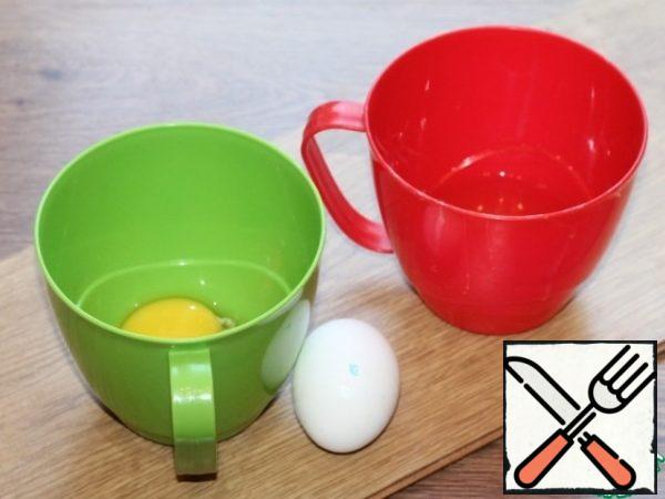 Divide the eggs into whites and yolks.