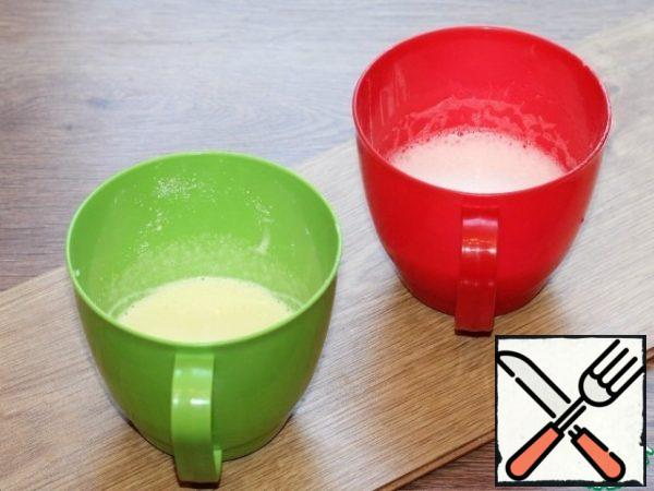 Grind the yolks with sugar (40 g) and vanilla sugar. Whisk the whites into a foam, adding the remaining sugar.