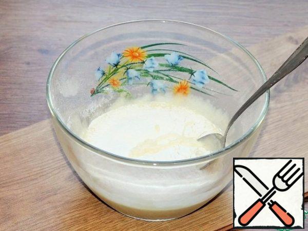 Pour the yolk mixture into a large bowl. Add 1/2 of the whipped whites. Add the flour mixture in small parts.