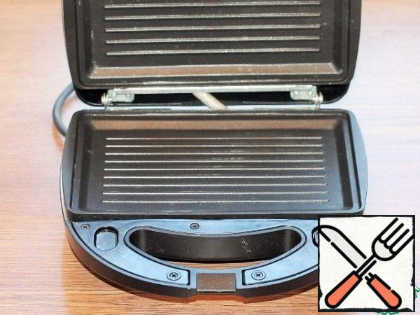 Cut out 6 rectangles from baking paper. Open the lid of the slow cooker and install the panels.